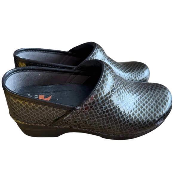 Dansko Snake Print Slip Resistant Nurse Shoe Clog Size EU 37 (US 6 1/2-7) - Picture 4 of 7